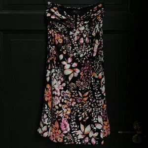 Juicy Couture off-shoulder klänning🖤 - Svart Juicy Couture off-shoulder klänning med blommönster på. Klänningen är helt ny, aldrig använd, med lapp kvar. Nypris: 1995. Sitter fantastiskt fint på, i storlek XS. Säljs för 1750kr + frakt (57kr). 