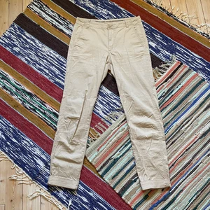 Beige byxor - Ett par fina beige byxor, liknande kostymbyxor. I fint skick förutom en liten fläck nere på benet. Uppvikta ben. För fler bilder eller mått kontakta mig 🤙 Frakt sker via PostNord spårbart 57 kr 📦