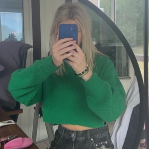 Tjocktröja  - Grön stickad polo tjocktröja! Ej kliande material och enkelt,snyggt och fräscht att bara ta på sig! Köpt i våras men så gott som ny i skicket💓🤩💓Föreslå gärna pris! Postar samma dag! Trygg affär💞