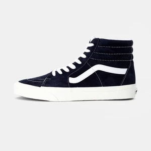 HÖGA VANS  -  intresse koll på mina  typ helt nya svarta vans säljer för att jag vill byta till en annan färg jätte fint skick skriv för fler bilder 
