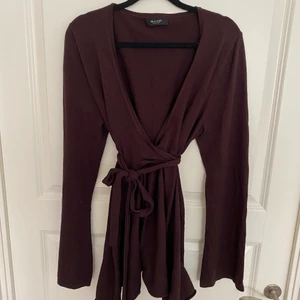 Sand omlottkofta i mörkbrunt  - Mörkbrun omlottkofta från Sand. Mycket fin kvinnlig modell med lite utsvängd ärm. Strlk XL. Fint skick. Djur- o rökfritt hem.  52% siden 34% bomull  4% cashmire