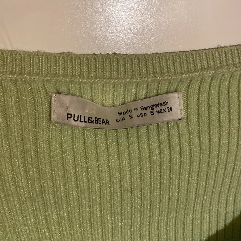 Jättesnygg grön cardigan med knappar i storlek S från pull and bear! Knappt använd!!! Säljer pga att jag inte har användning för den längre💚. Stickat.