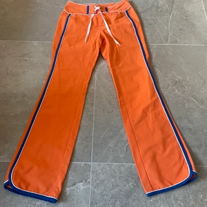 Häftiga lågmidjade snörade byxor⚡️ - Super coola lågmidjade snörade byxor från surfclub ✨som tyvärr inte passade mig 😢 Köpta second hand💕Perfekta byxorna till skolstarten och sensommaren❤️Finns ingen storlek, men uppskattar runt s/m men xs han även ha beroende på vilken passform man föredrar❤️