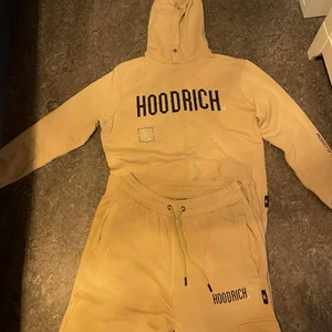 Hoodrich tracksuit storlek S/M - Fin hoodrich tracksuit använd i 1 månad, har dock två små hål som inte syns. Säljer då den är för stor. Byxorna är i storleken M och hoodien i S. Kan oxå byta men då måste du kontakta mig. Pris kan diskuteras. Kontakta helst innan du väljer att köpa.
