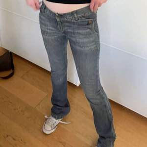 Supersnygga lågmidjade jeans från märket ”gul&blå” köpta på plick men tyvärr för små för mig💕  storlek 29 men väldigt små i storlek så skulle snarare säga 27 eftersom de inte stretchar! Skriv gärna om ni har frågor kring midjemått osv💟