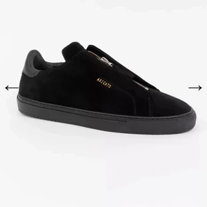 Axel arigato clean 90 zip  - Söker byten mot mina Axel arigato clean 90zip i stl 43 då jag tröttnat på dom och är sugen på något nytt. Dom är skonsamt användna och i väldigt gott skick. Skriv om ni är intresserade skon ska passa en kille som har Stl 43  Kan sälja skorna till rätt pri