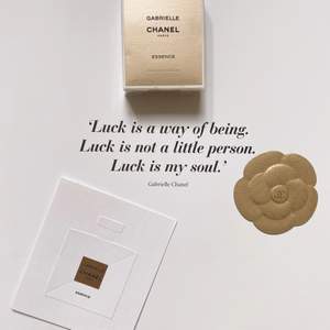 Ny i förpackning  CHANEL Gabrielle Essence Eau de Parfum 5 ml  Chanel kort Camilla GOLD blomma Perfekt till present Grattis frakt