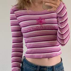 Storlek XS/32, rosa/lila randig tröja. Säljer då den inte är min stil längre <3