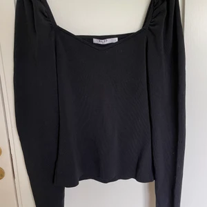 Svart puffärm från NA-KD - Högsta bud just nu: 100kr 💗 En svart tröja med puffärm från NA-KD i storlek S. Säljer p.g.a att den inte passade på mig. Köparen står för frakten 💓 TRYCK INTE PÅ KÖP EJ! 