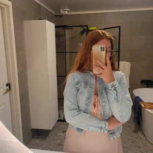 Jeansjacka  - Jeansjacka från h&m jättefint skick. Använd en gång.