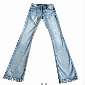 Säljer dessa populära crocker jeans i 26/33! Har dock sprättat upp de där nere för att de ska bli längre vilket gör att de är slitna längst ned men tycker själv att det är snyggt❤️ Kan tyvärr inte ta bild på då de är för små, midjemått 34cm tvärs över och innerbensmåttet: 84cm💞 två första bilderna är lånade