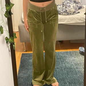 Juicy byxor strl S - Säljer mina juicy byxor i färger grön eftersom att dom är lite för långa för mig, jag är 160 cm. Dom har använts väldigt få gånger och är i bra skick❤️ 600 kr + frakt