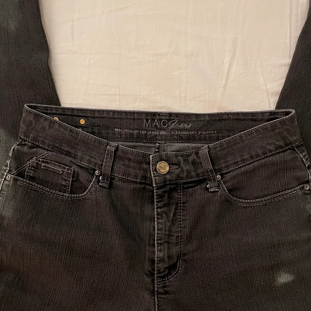 Såå fina svartgrå bootcut jeans me låg/medel midja💕 sitter så fint och skönt. Sömmarna är även lite ljusare vilke e en sjukt snygg detalj. Bara att skriva ifall du vill ha fler bilder eller har några frågor💓 frakt betalas av köparen, men kan även mötas!. Jeans & Byxor.
