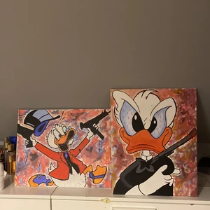 Kalle anka tavlor - Helt nymålade tavlor som kommer i paket pris. Riktigt häftiga och trendiga kalle anka tavlor som vem som hällst kan annvända. Går inte fel någonstans