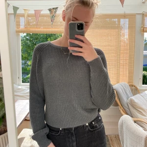 Grå stickad tröja  - Sparsamt använd tröja i storlek M. Säljer för 90kr+ frakt 💕
