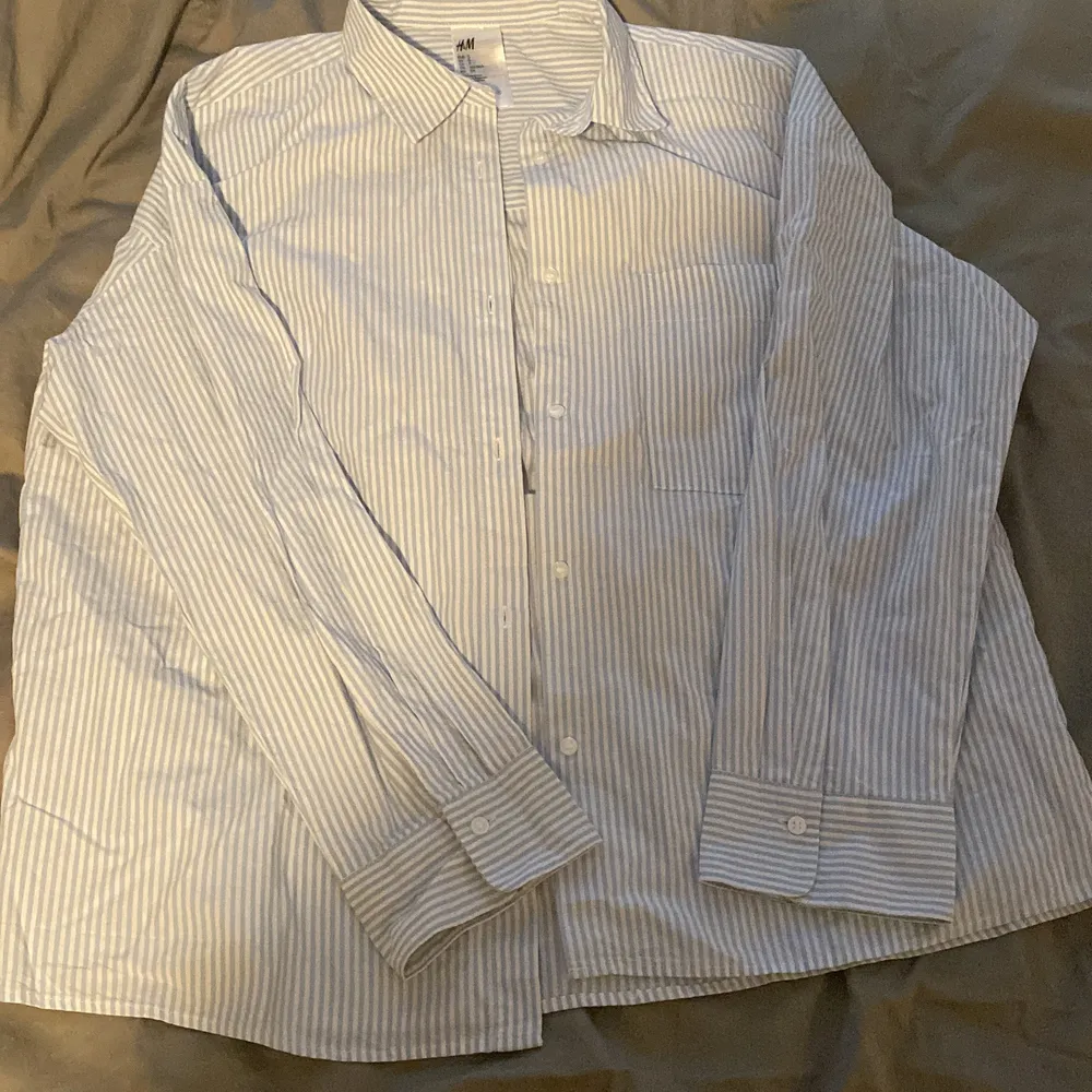 Säljer denhär söta skjortan från hm💕. Strl är S men den ät oversized💕. Den första bilden är lånad och den skjortan är från djerf avenue men den är väldigt liknande denhär💕.. Skjortor.