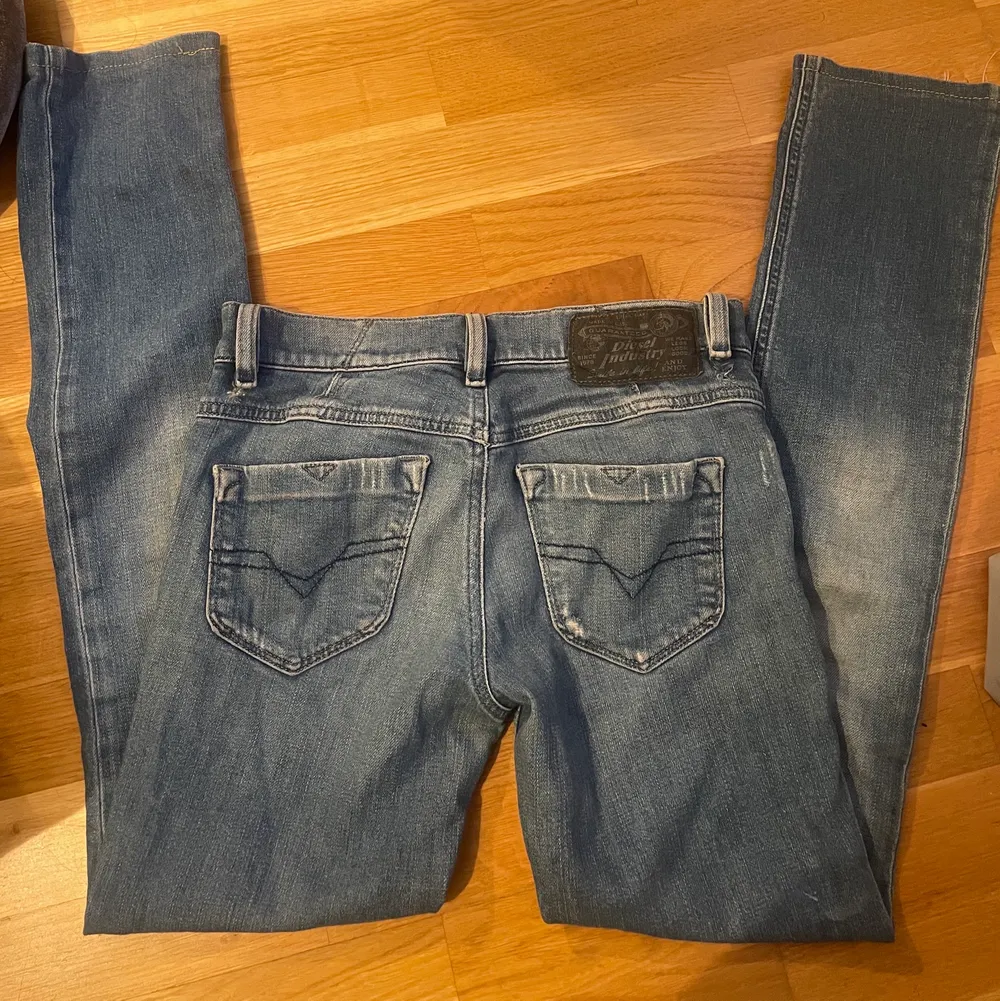 sjukt snygga low/midrise jeans ifrån diesel🫶 frakt tillkommer. Jeans & Byxor.