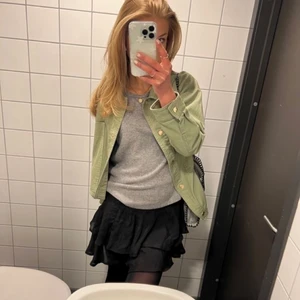 Svart volangkjol - Trendig svart volang kjol i storlek xs/s köpt för 300kr men säljs för 150kr den går även att använda som en söt topp🫶🏻