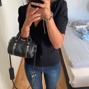 Tröja - Säljer denna snygga tröjan från nakd i stl 34/S pågrund av att den ej kom till användning. Hör av dig om du har fler frågor!🖤👾