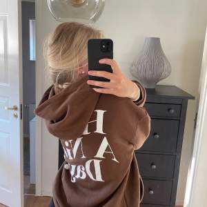 säljer min skit fina bruna hoodie med tryck på ryggen, super mysig och skön, använd 3-4 gånger!!!! Helt slutsåld!!💓💓