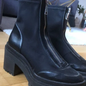 Stradivarius svarta ankellånga chelseaboots strl 36 - Supersnygga chelseaboots från stradivarius, bra klackhöjd och bekväma att gå i 