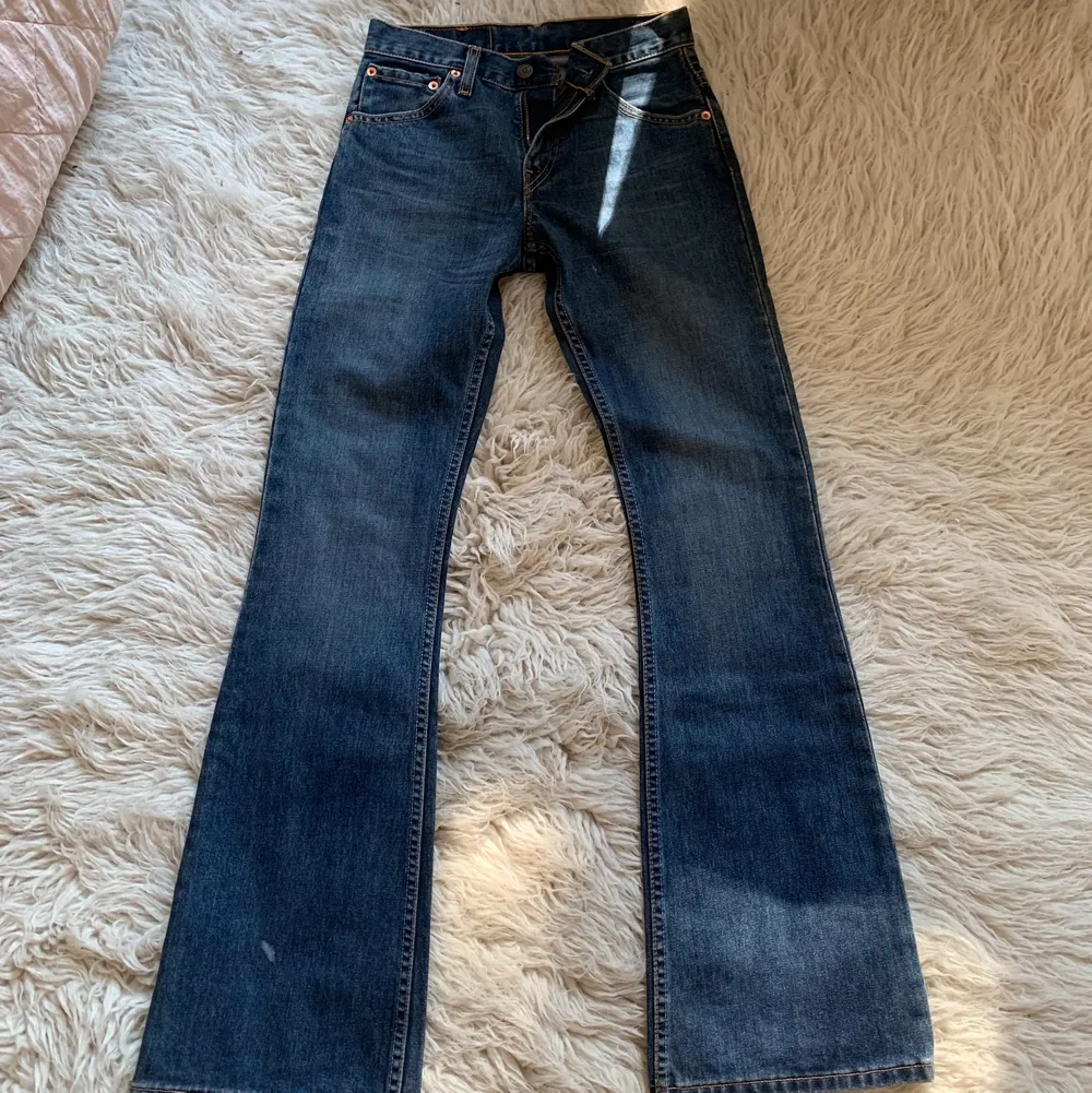 bootcut vintage levis jeans! midjan rakt över är 34 cm och från midjan till benets slut 106 cm. skulle uppskatta t w24!. Jeans & Byxor.