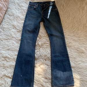 bootcut vintage levis jeans! midjan rakt över är 34 cm och från midjan till benets slut 106 cm. skulle uppskatta t w24!