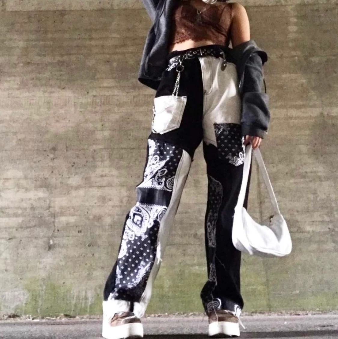 Byxor i svart och vit. Storlek M - 91