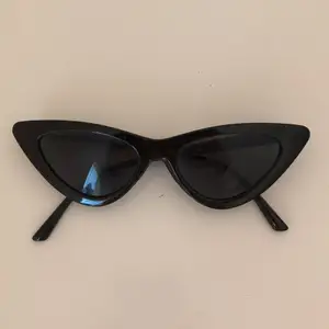 Cateye solglasögon köpta ifrån glitter💗 Fint skick utan repor. Frakt ingår ej!