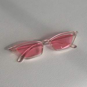 🕶 Snygga rosa solglasögon 🕶. Frakten är säkert billigare än vad som står nedan! 📍Kan även mötas upp i Helsingborg📍! 