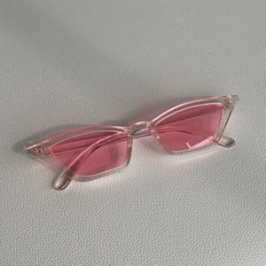 Solglasögon - 🕶 Snygga rosa solglasögon 🕶. Frakten är säkert billigare än vad som står nedan! 📍Kan även mötas upp i Helsingborg📍! 