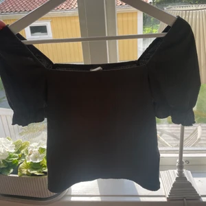 Volangtopp  - Söt volangtopp från H&M i storlek XS köp för 50kr + frakt💖