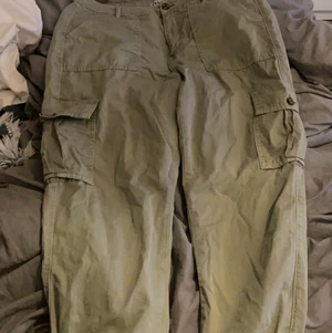 Cargo byxor ZARA - Byxor från zara köpta för 500kr 2020, knappt använda. Färgen är ljus grön EU38