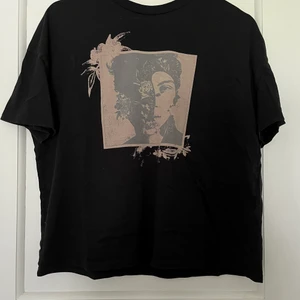 T-shirt med Shawn Mendes tryck storlek s - Cool t-shirt med tryck på shawn mendes. Använd fåtal gånger 