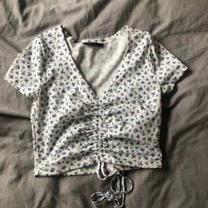 Topp - Fin topp med blåa blommor på