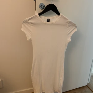 Klänning  - Vit fin klänning som jag inte använt, liiite genomskinlig och skön! I priset ingår frakt🤩