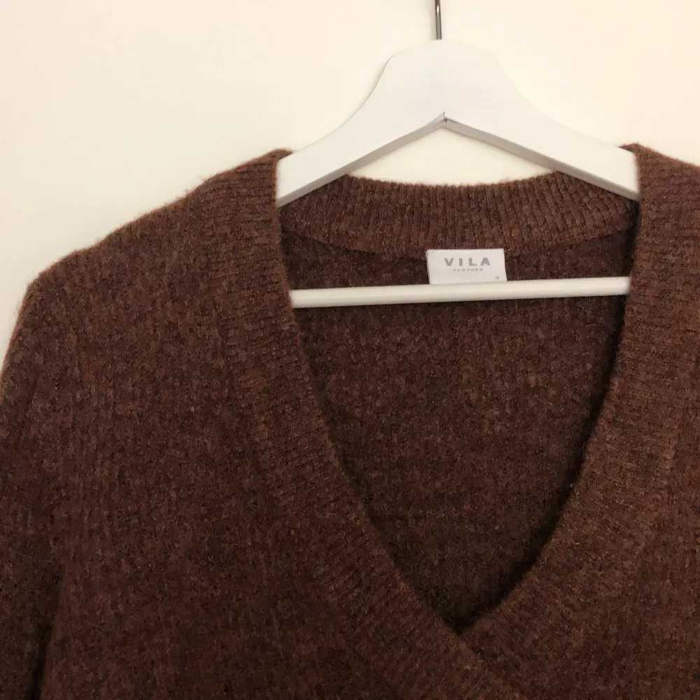 En brun fin stickad tröja från Vila i storlek S. Den är längre bak än fram. Fin v-ringning🤎 jättemjuk och knappt använd! Köparen betalar frakten . Stickat.