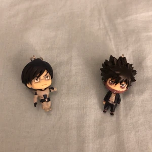 My Hero Academia nyckelringar - Små nyckelringar av Tenya Ida och Dabi från My Hero Academia! Har endast stått i bokhylla, så de är inte använda. Köp en för 29+frakt eller båda för 50+frakt!