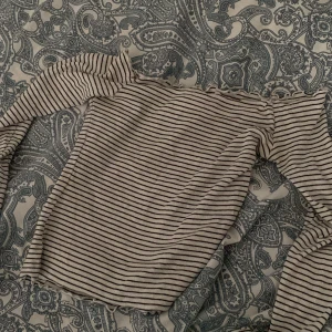 off shoulder topp - säljer en helt oanvänd off shoulder tröja från hollister i storlek M! 30kr + frakt 29kr = 59kr 🤍 kan skicka fler bilder om så önskas! 