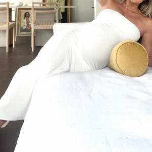 Vit bandeau klänning tubklänning asos 38 långklänning - Vit långklänning, Asos. 38.  Använt skick (ser ex fläckar i nederkant baktill vid slitsen) 