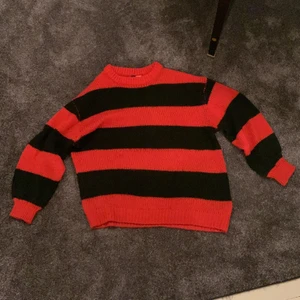 H&M - Varm, mysig stickad tröja som använts max två gånger Storlek XS Låg krage Röd och svart randig    Orginalpris 240kr