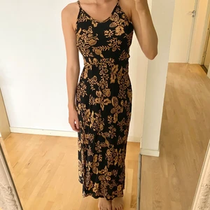 Klänning - Klänning från Zara. Storlek XS men går att justera storleken med bandet.