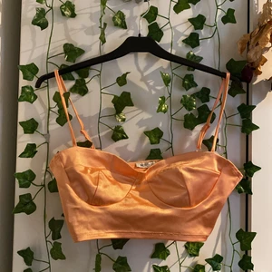 Croppat linne - Croppat linne med konturer i färgen aprikos, använd ett fåtal gånger. 🧡 De 2 sista bilderna är lånade.