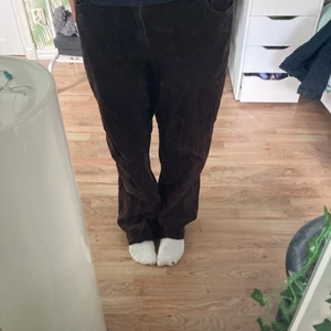 Manchester byxor - Säljer de här nästan manchesterbyxorna. så fint nu till hösten!! kontakta om frågor, mått eller fler bilder💓 