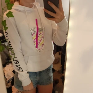 Charli Damelio merch - Hej! Har använt denna max 2 gånger, den är i välskick, Säljer den pga att jag inte gillar Charli Damelio och jag har växt ut den, den är också Fake! Tack! Om ni vill mötas upp möts jag bara upp i Härryda kommun!