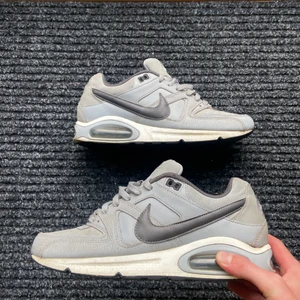 Nike air Max command skind - Skick 7/10 Helt ärligt ett par av de snyggaste skorna jag ägt. Färgcombon är skit snygg. Använda väl, men fortf i bra skick. Går att tvätt mer. Köpta för ca 1.400kr. Kan mötas upp i Lund, ev Malmö. Du betalar frakt. Köpt är köpt.