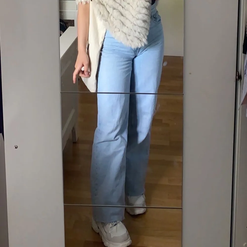 Supersnygga ljusa jeans från Zara! Säljer då de inte passar mig längre. Det är storlek 38 men är liten i storleken❤️. Jeans & Byxor.