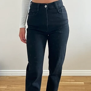 Svarta straight-leg jeans  - Säljer dessa ursnygga högmidjade svarta straight-leg jeans från Zara. I jättebra skick, aldrig använt. Är 160 cm lång och bär storleken 34/XS. Köparen står för frakten🤍 pris kan även diskuteras!