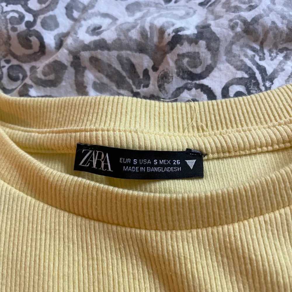 Säljer denna gula topp med volang från Zara. Säljs då den bara har legat i garderoben, aldrig använd. Köparen står för frakt! 💛💛. Toppar.