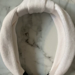 Vit diadem  - Vit diadem från h&m, använd fåtal gånger, 10kr+ frakt